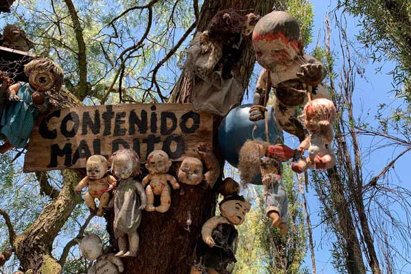 Sólo Julián Santana supo lo que realmente ocurrió en esas tierras rodeadas de agua: si es que en verdad pasó algo como en la actualidad cuenta la leyenda o si simplemente era alguien obsesionado con las muñecas.