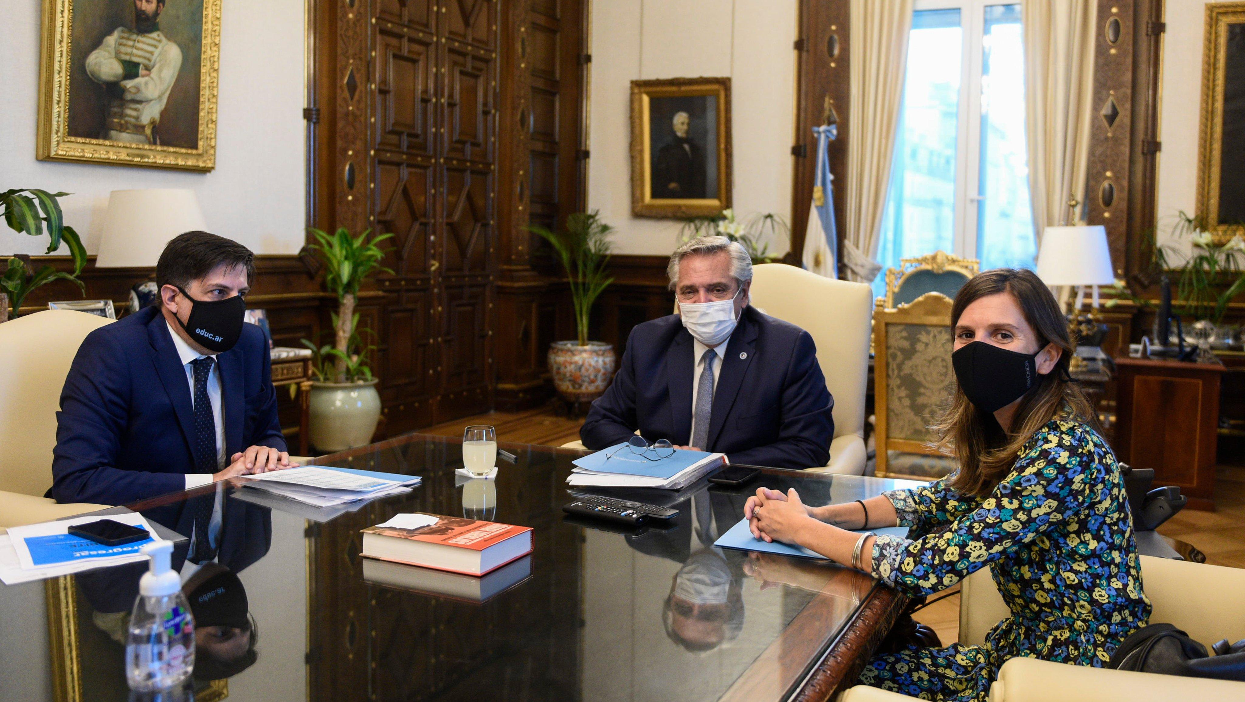 El presidente Alberto Fernández, el ministro de Educación Nicolás Trotta y la titular de Anses, Fernanda Raverta, lanzaron la inscripción.