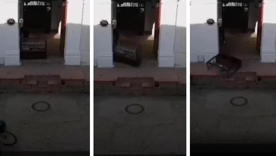 Fantasma violento hace volar una vitrina de una joyería y atemoriza a una ciudad. (Captura video)