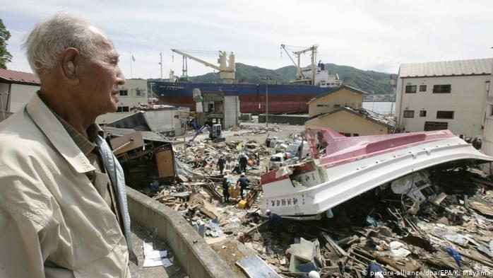 Un hombre observa la devastación que dejó el tsunami en el noreste japonés.