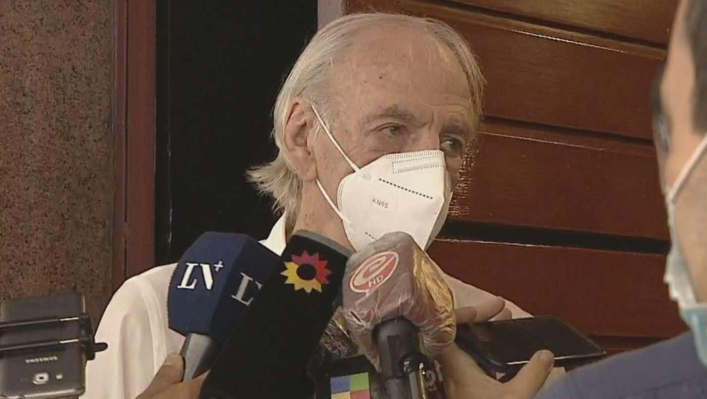 César Luis Menotti habló con la prensa tras la aplicación de la vacuna (Captura de video).