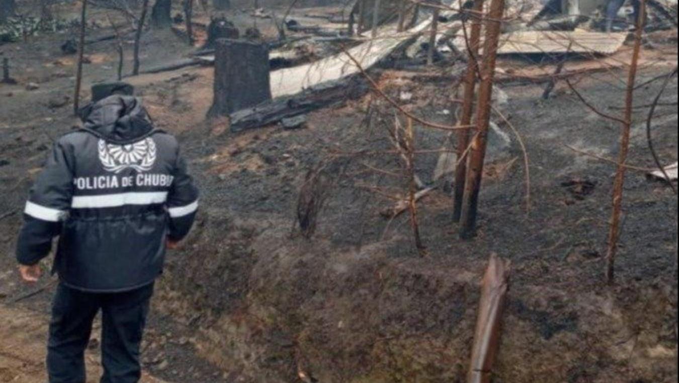 La policía halló el cuerpo el hombre junto a dos animales (El Chubut).