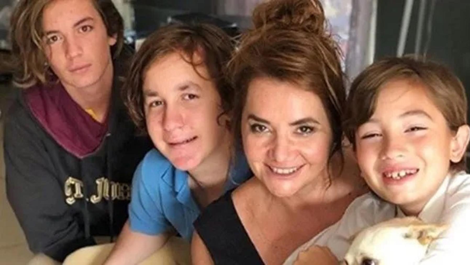  Nancy Pazos junto a sus hijos.