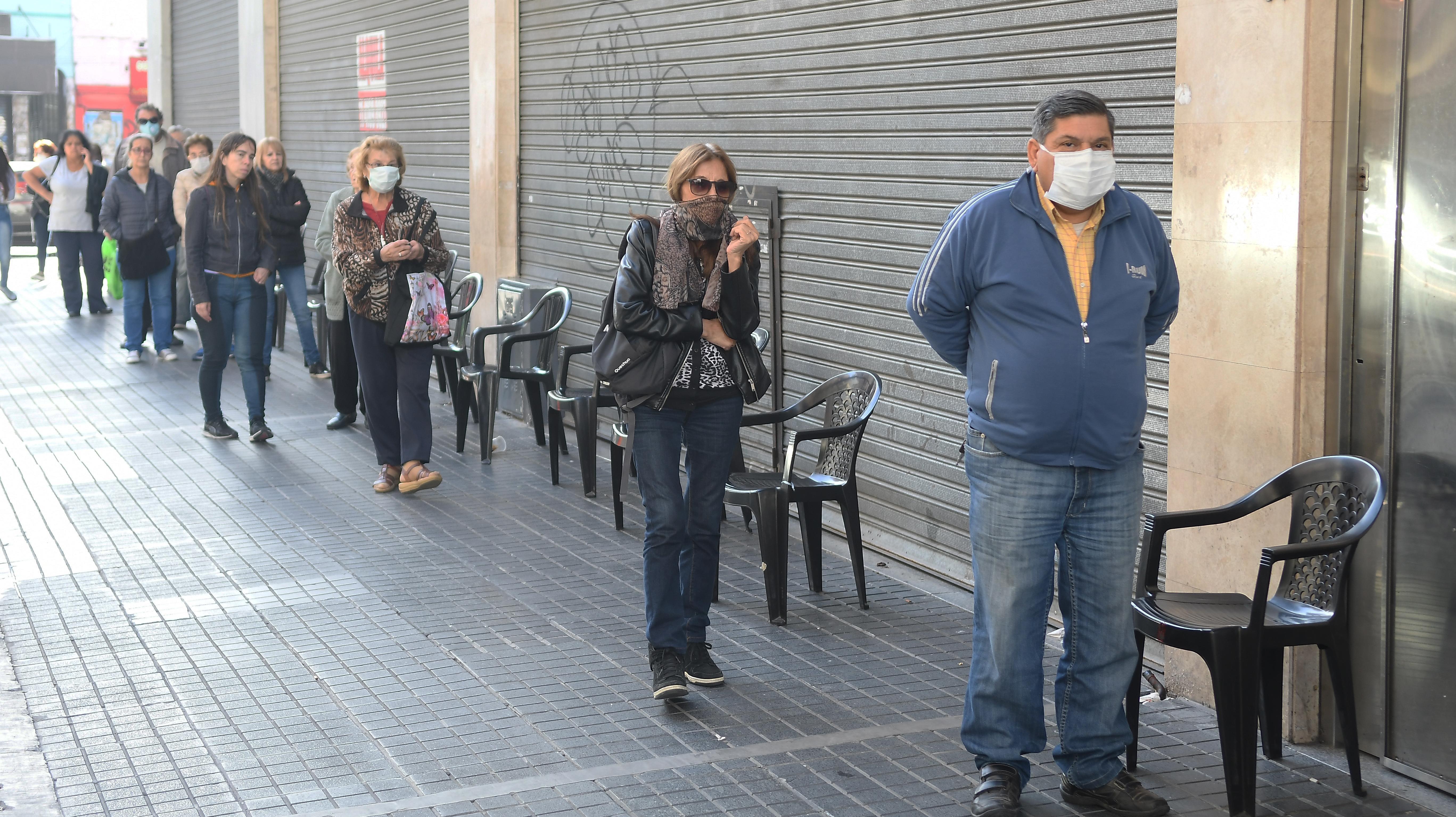 Los jubilados y pensionados comienzan a cobrar sus haberes desde el 8 de marzo (Rubén Paredes/Crónica).