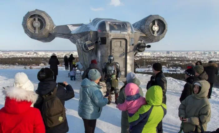 La réplica de la nave de The Mandalorian fue construida por un joven y sus amigos y la instalaron en una plaza de la ciudad de Yukutsk.