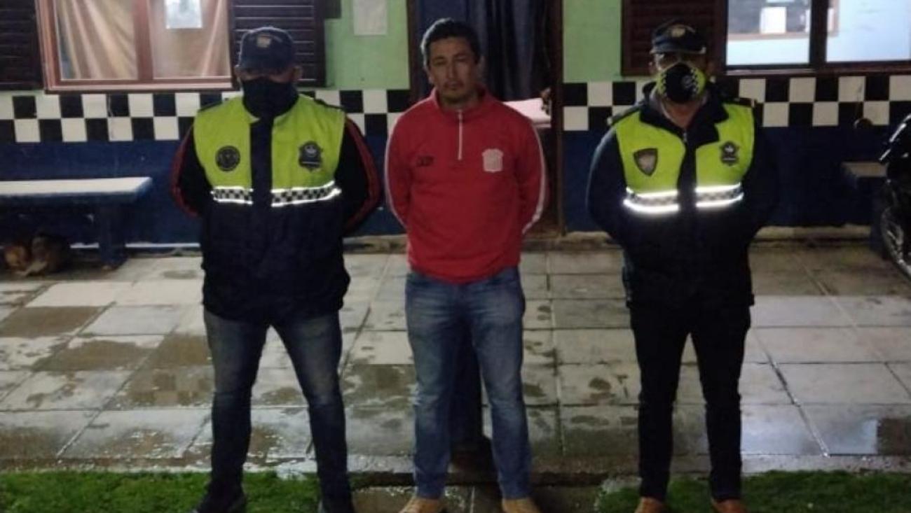 El empresario boliviano estaba con una joven mujer cuando fue hallado por la policía.