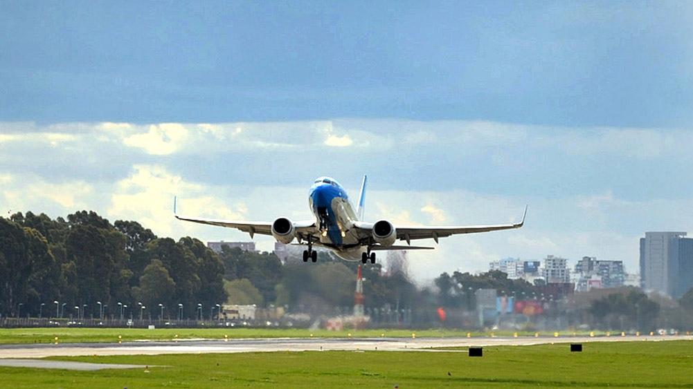 Tras siete meses cerrado por obras de ampliación volvió a operar el aeroparque Jorge Newbery. (Télam)