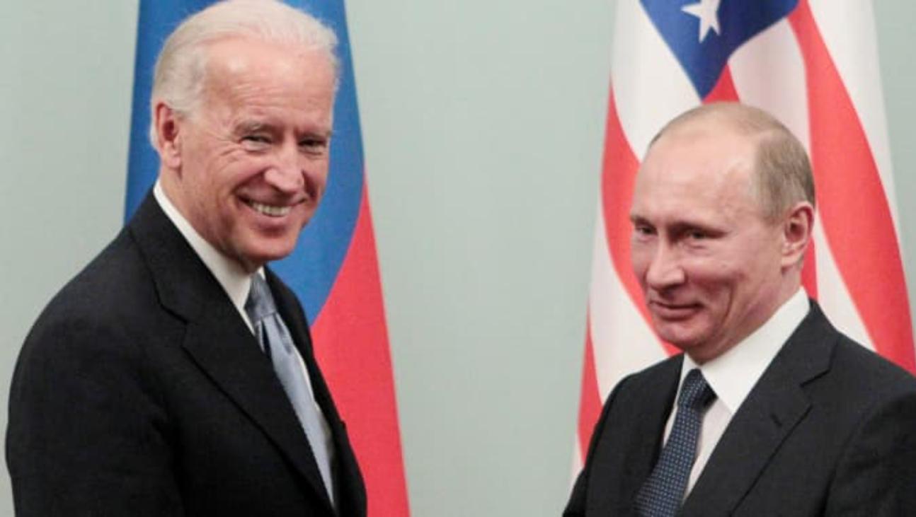 Una foto de otros tiempos: Joe Biden y Vladimir Putin, juntos y sonriendo. 