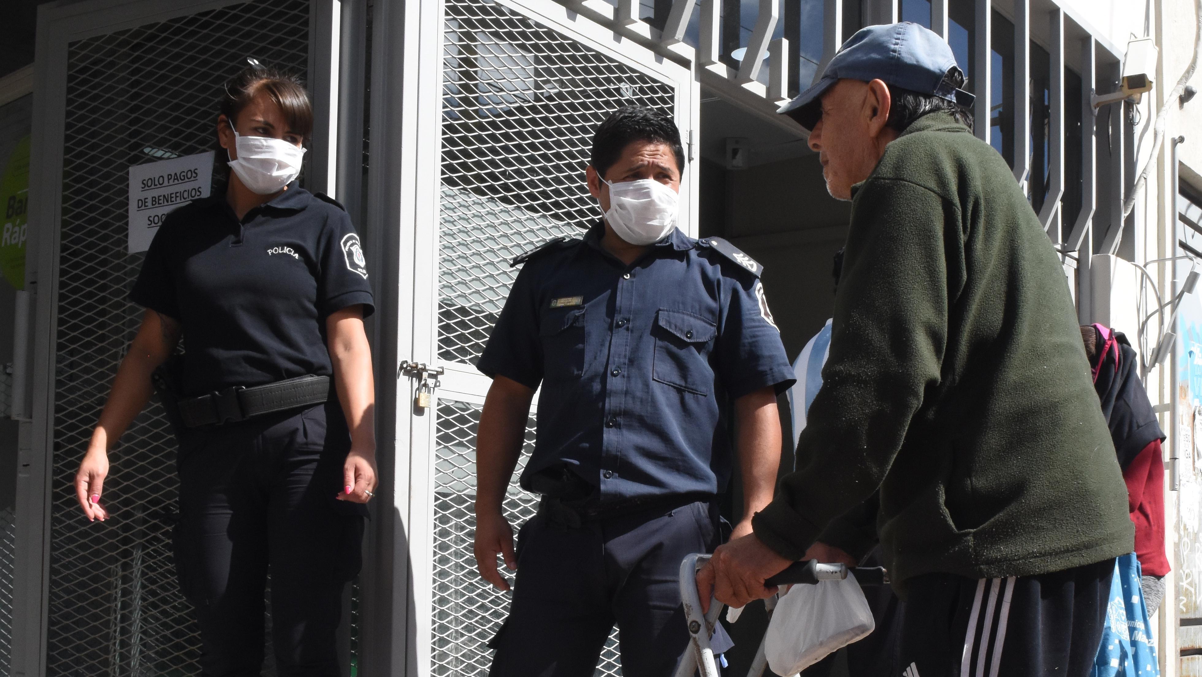 Los jubilados y pensionados comienzan a cobrar sus haberes desde el 8 de marzo (Pablo Villán/Crónica).