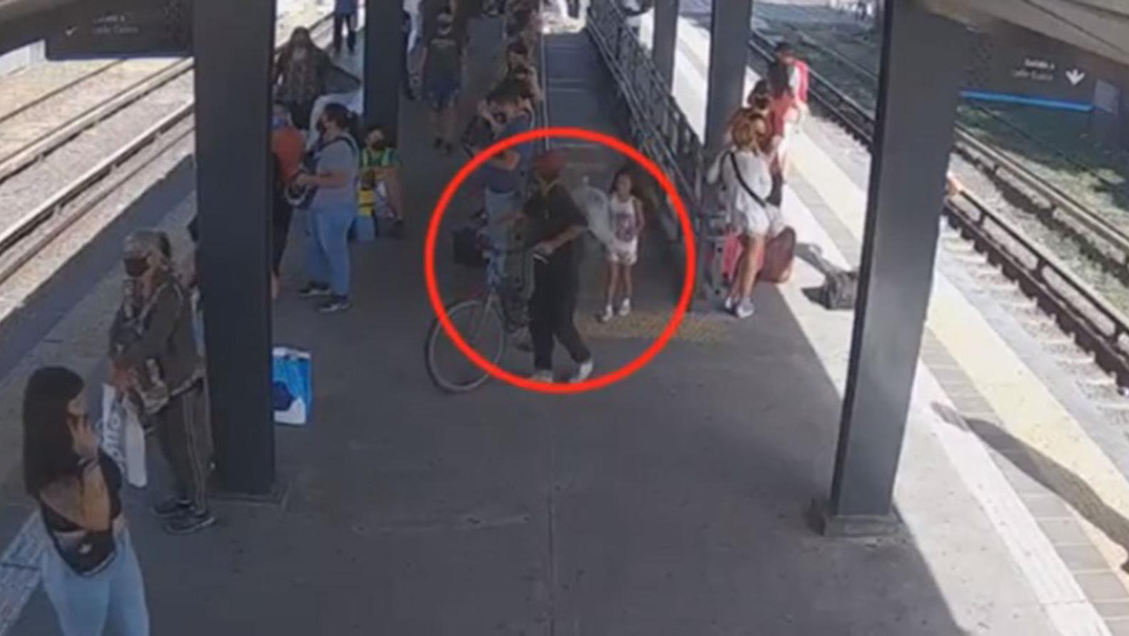 Maia junto a su supuesto secuestrador, Carlos Alberto Savanz, en la estación Castelar del Tren Sarmiento (Captura de video).