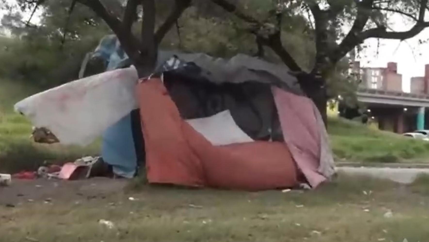 La carpa improvisada donde vivían Maia y su mamá Stella.