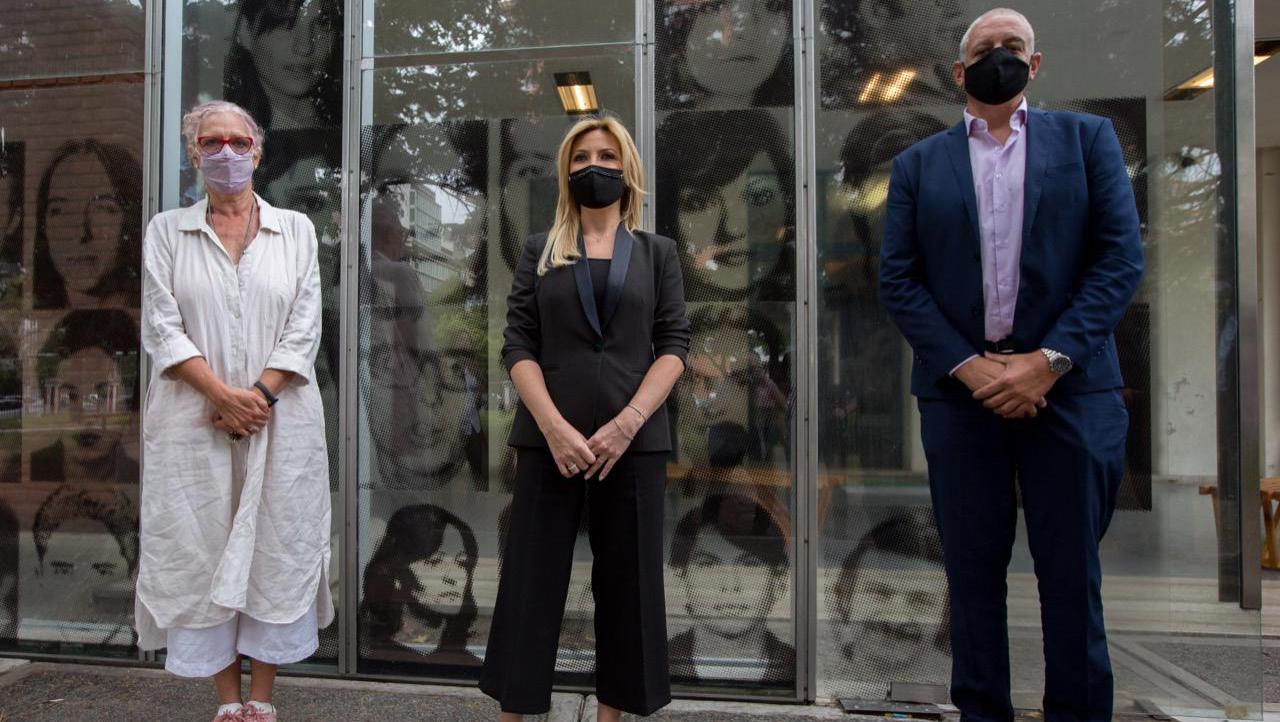 Fabiola Yañez durante su recorrida, junto al Secretario de Derechos Humanos, Horacio Pietragalla Corti y la Directora Ejecutiva del Museo, Alejandra Naftal