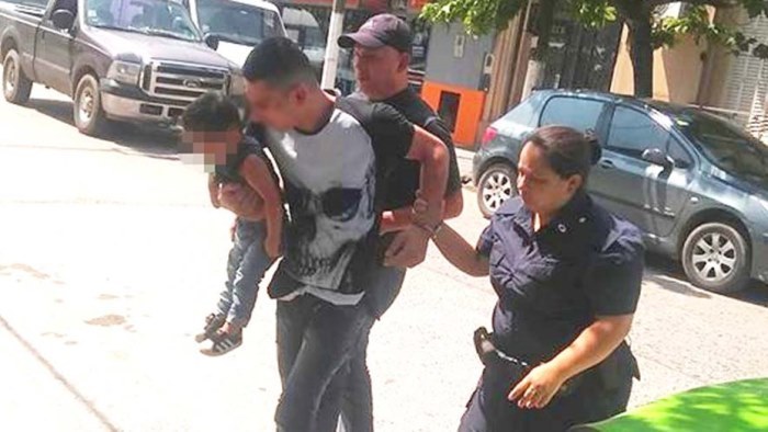 LA POLICÍA SE LLEVA AL DELINCUENTE Y A LA CRIATURA.