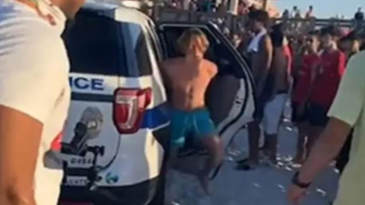 El joven de 18 años escapó del patrullero y enfrenta serios cargos (Captura de video).