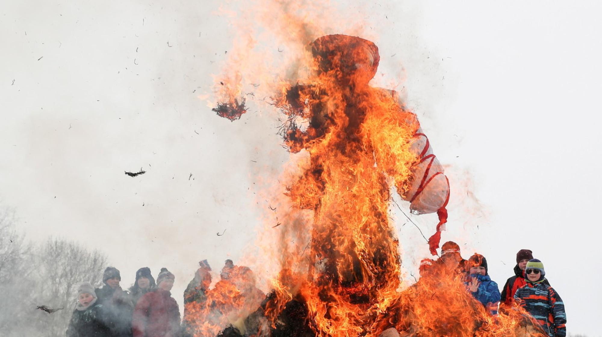 La tradicional quema de un espantapájaros, en Rusia, casi termina en tragedia.