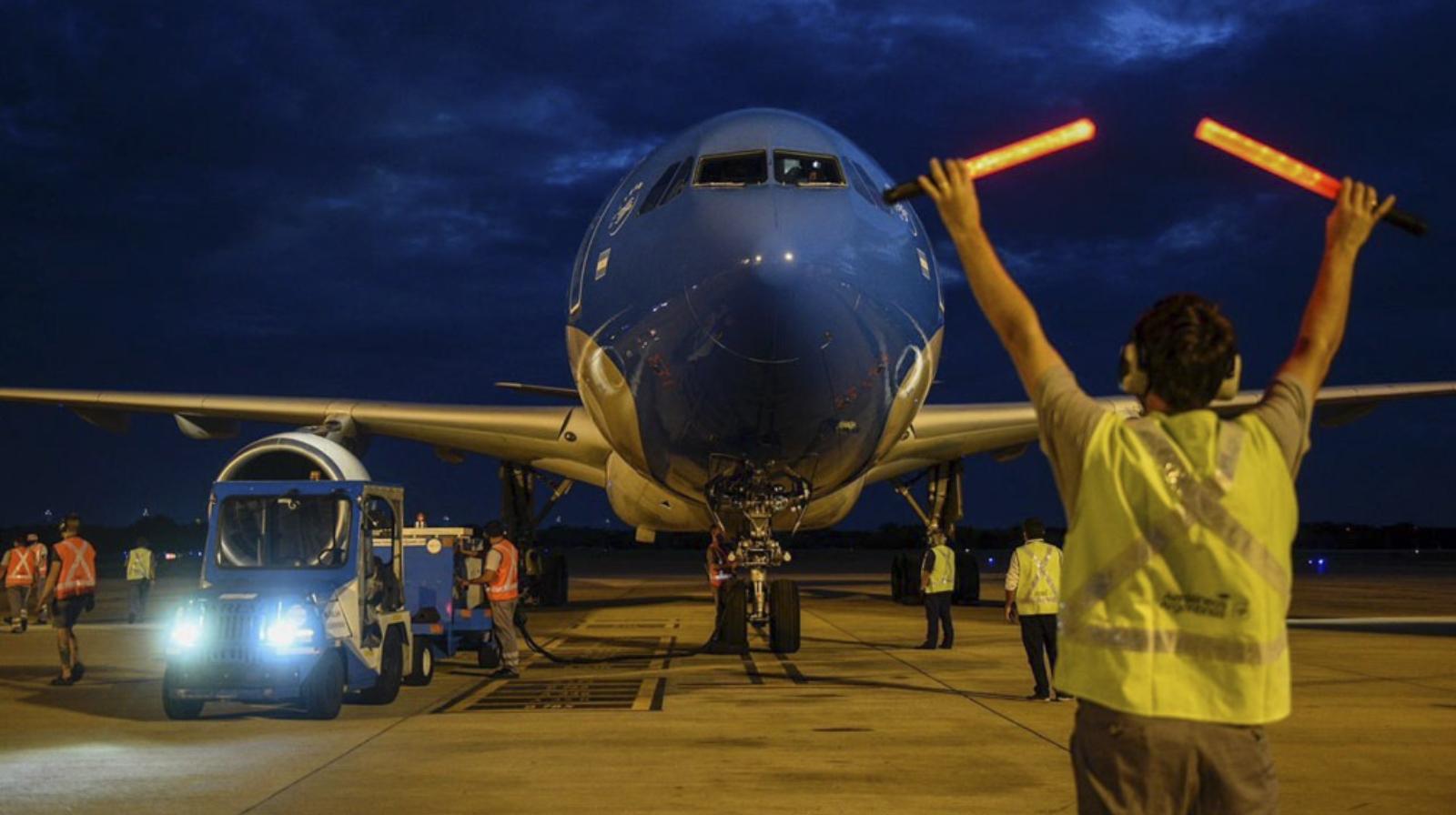 Es el séptimo vuelo que Aerolíneas Argentinas realiza a Moscú para traer vacunas (Télam)