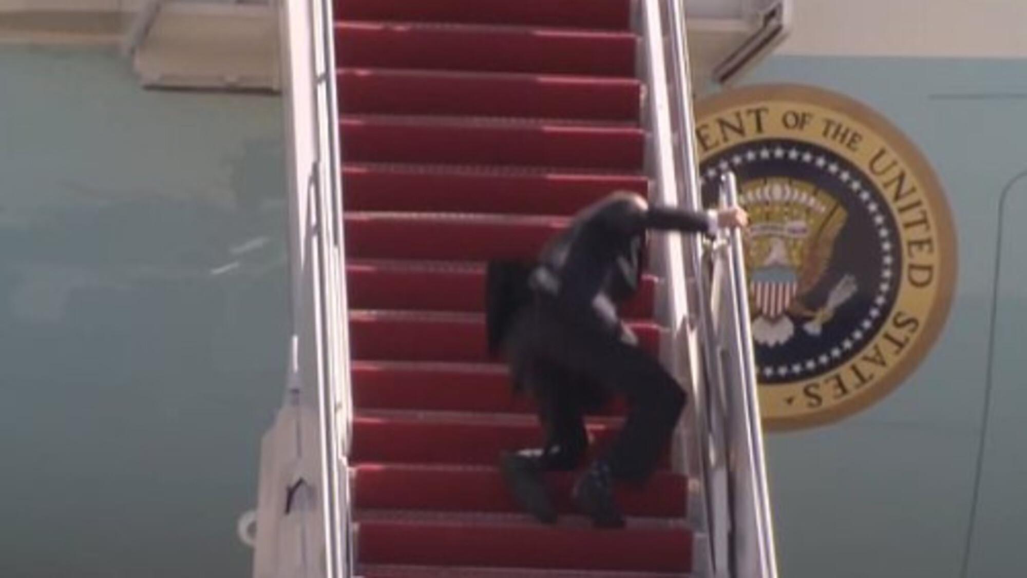 Joe Biden en el momento en que se cayó de las escaleras.