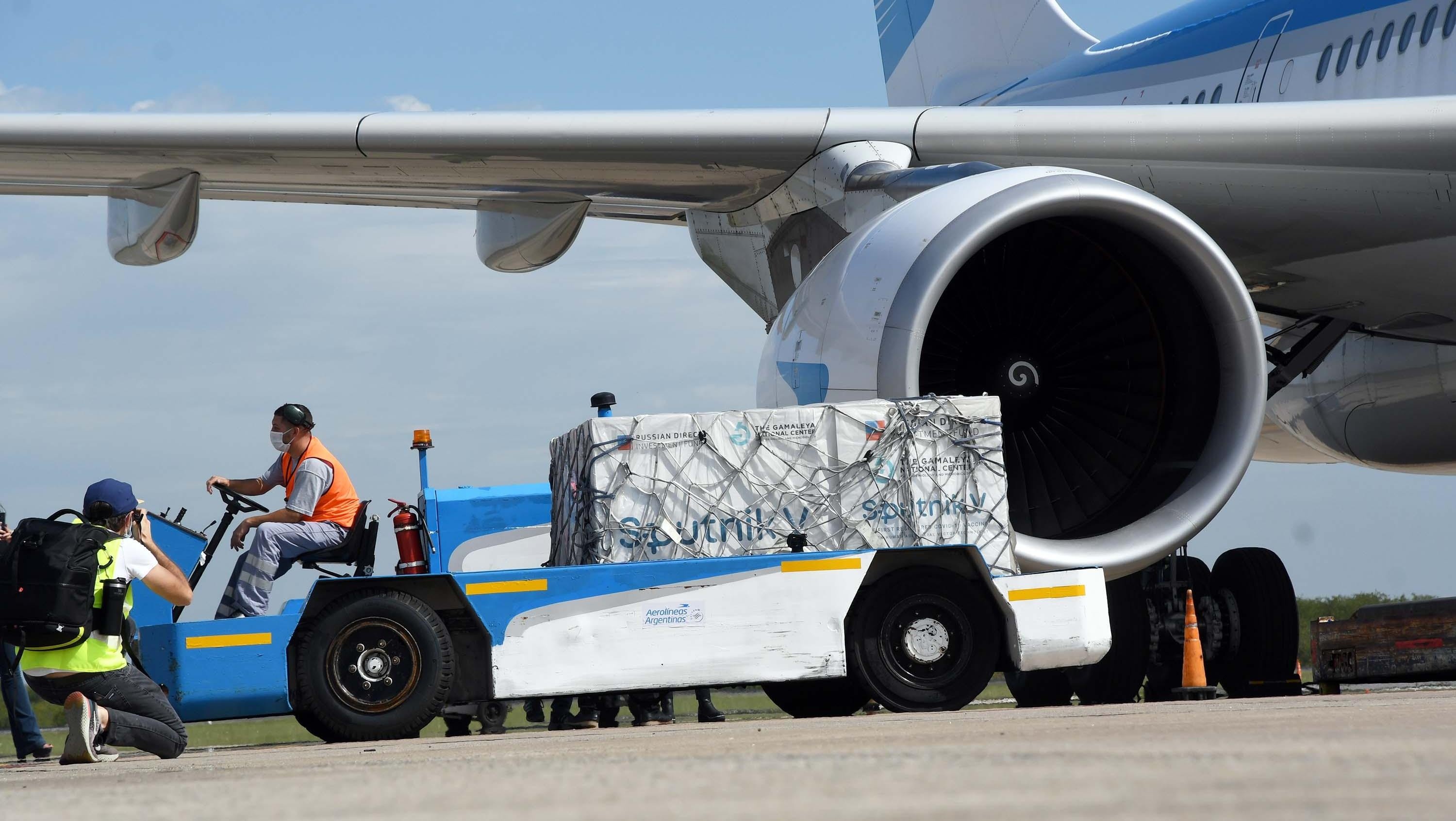 Coronavirus: parte a Moscú el octavo vuelo de Aerolíneas para traer vacunas Sputnik V.