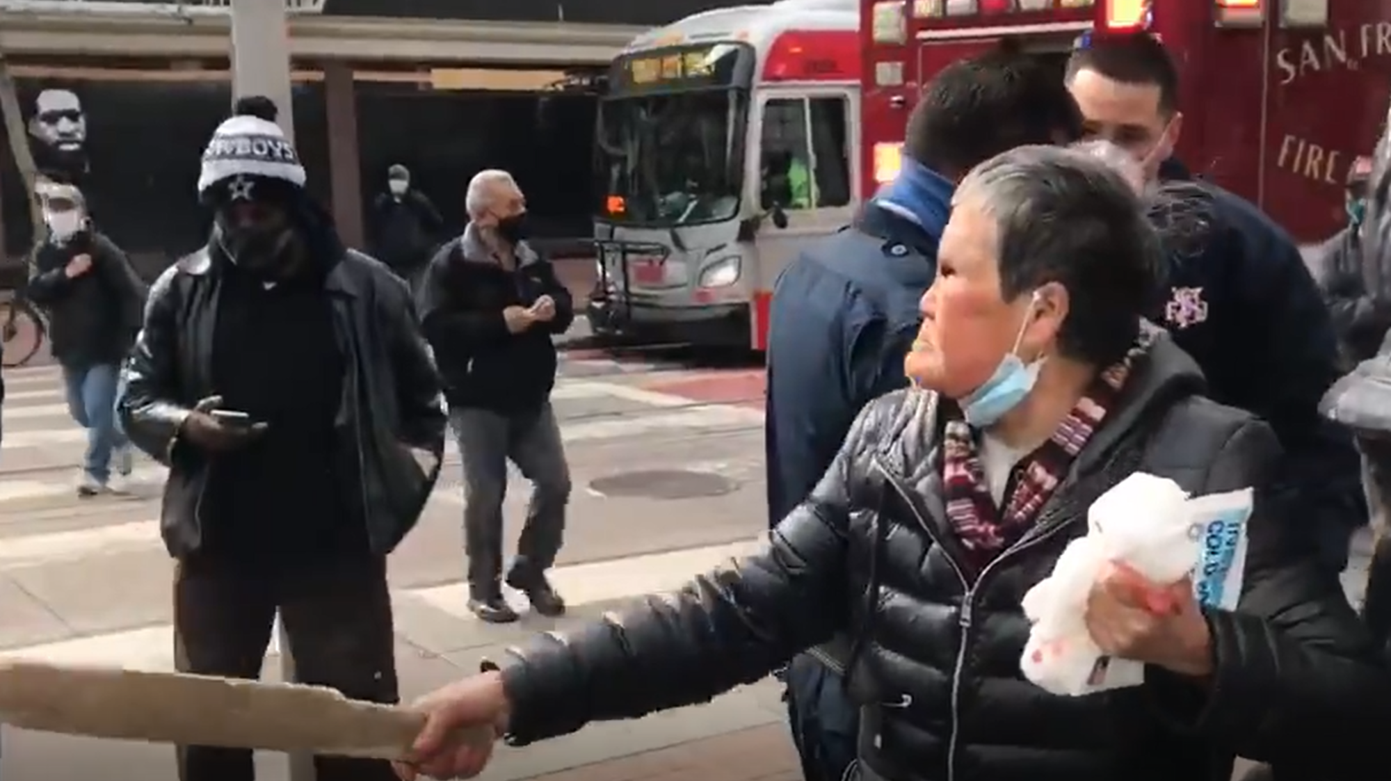 La abuela se defendió con un palo del ladrón que quiso atacarla (Captura de Pantalla). 