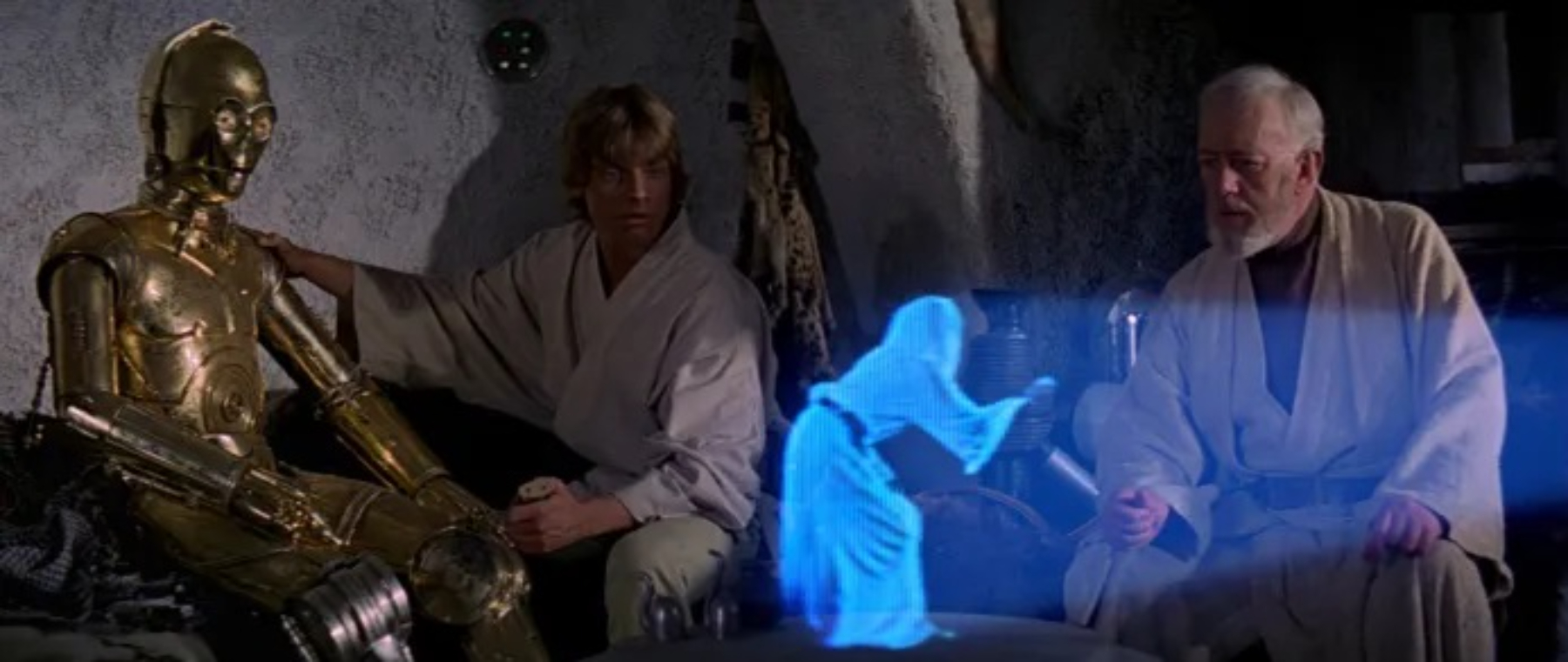 Luke y Obi-Wan escuchan al holograma de la princesa Leia.