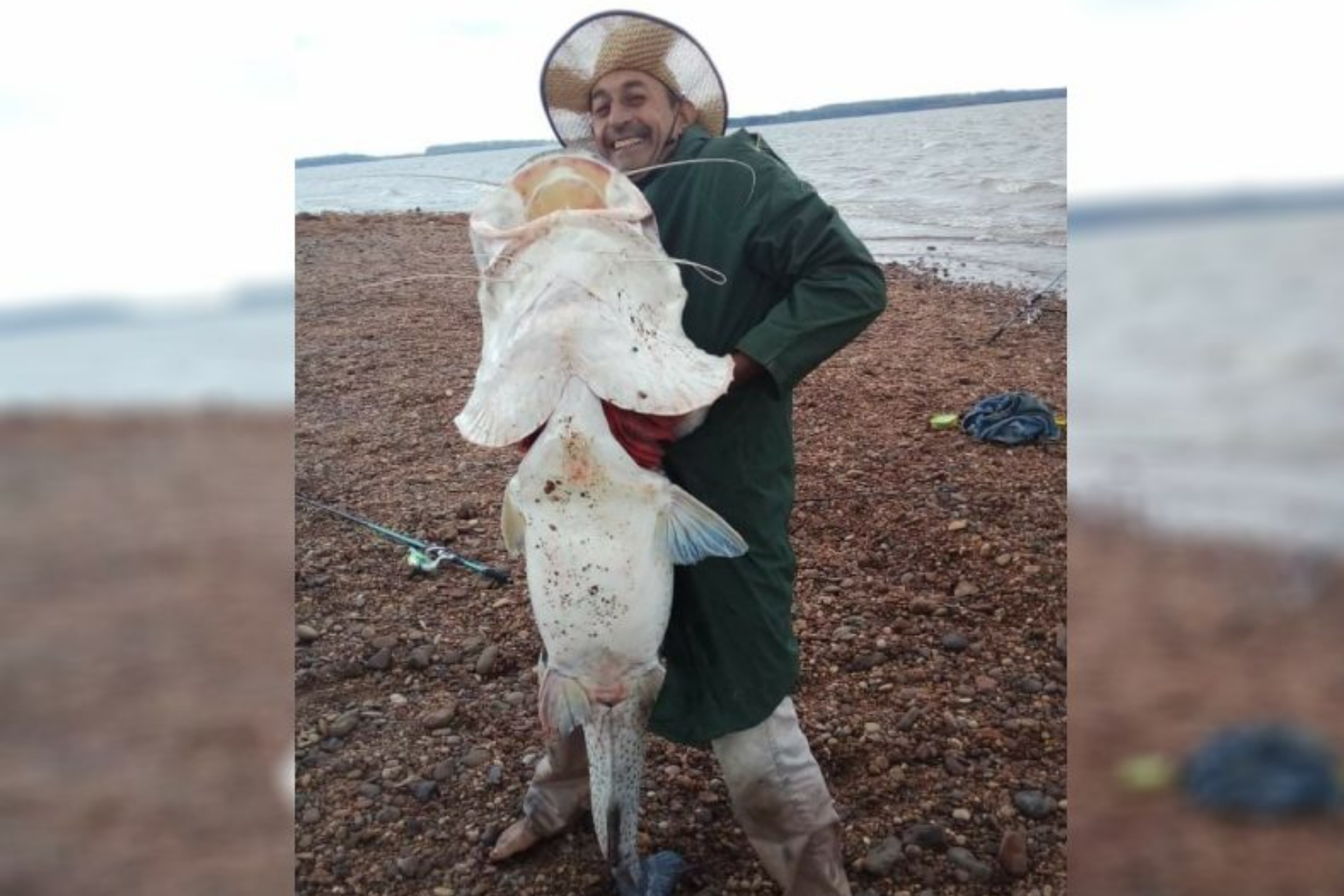 Mientras algunas personas felicitaron al pescador, otras criticaron su accionar