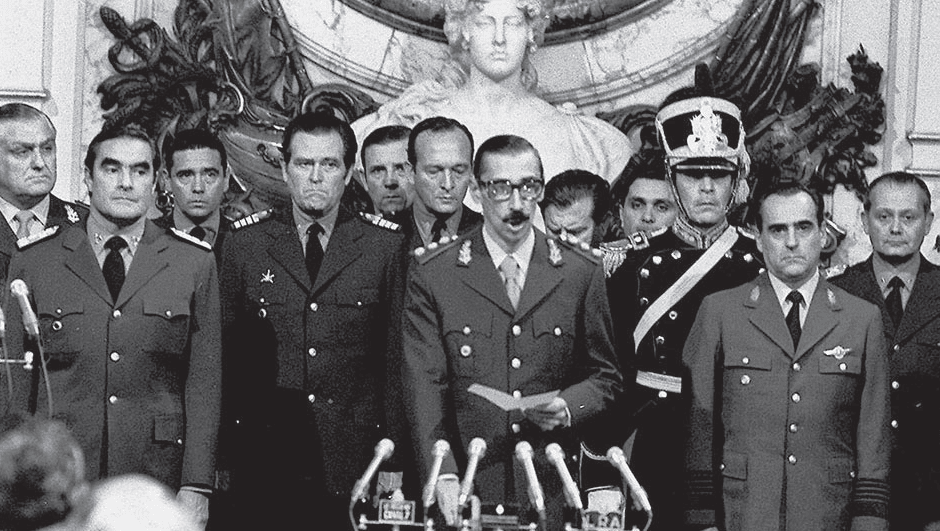 El momento en que Videla, Massera y Agosti asumen el poder.