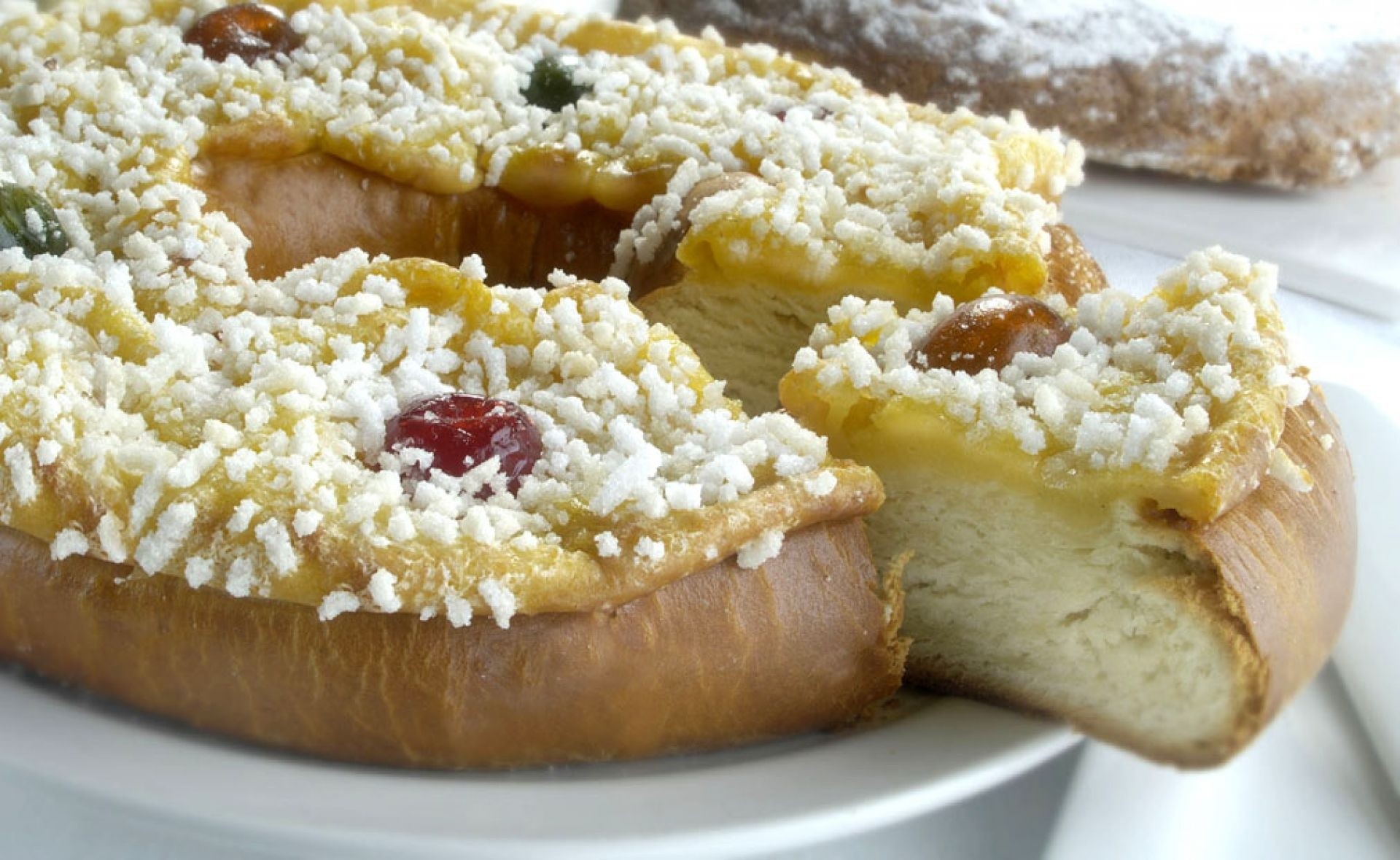 Son dos las leyendas que giran en torno al nacimiento de esta receta, ambas situadas en Italia.