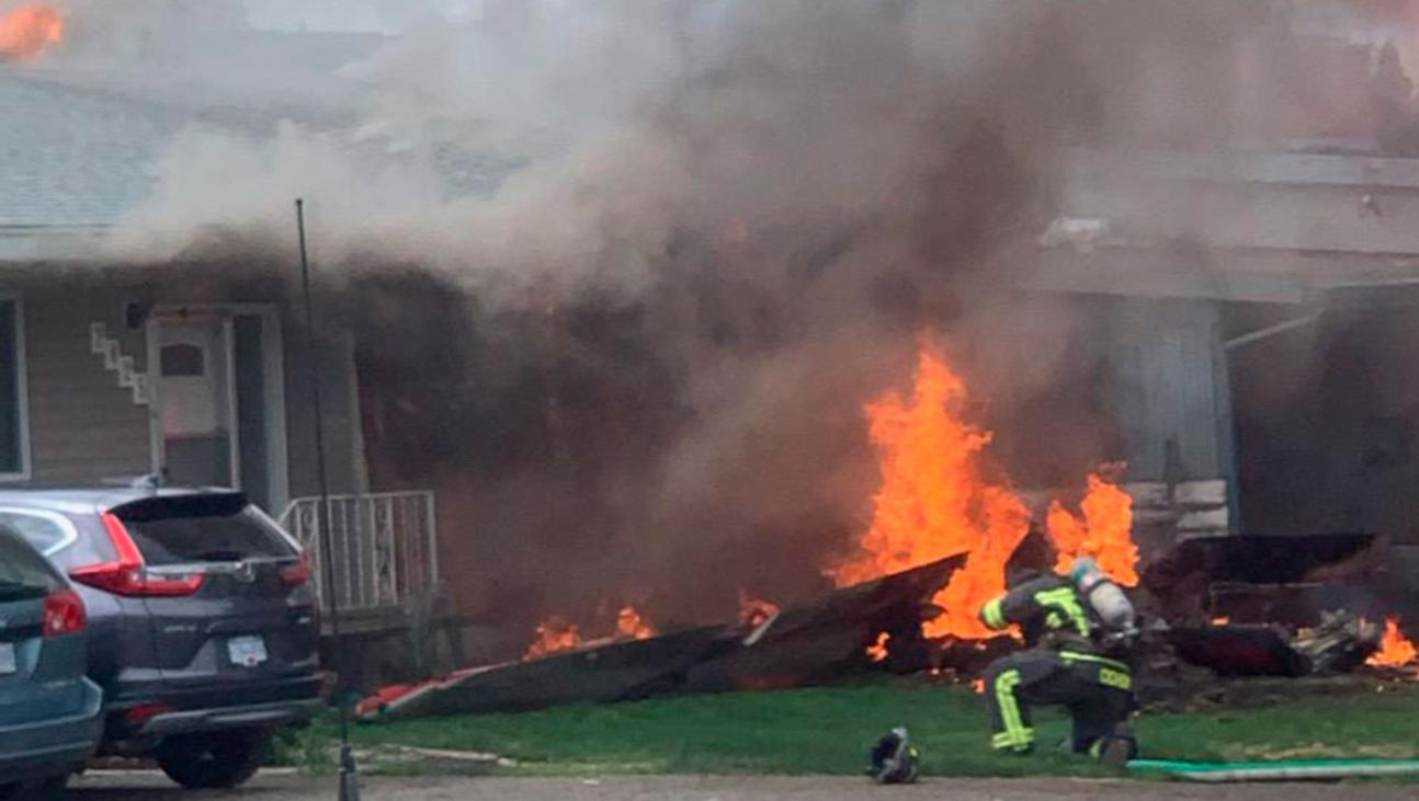 La colisión del avión provocó un incendio en la vivienda donde murió una mujer.