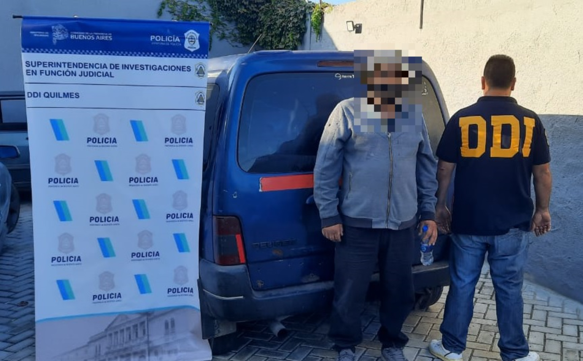 El mayor de los detenidos y la camioneta que fue incautada en los distintos allanamientos.