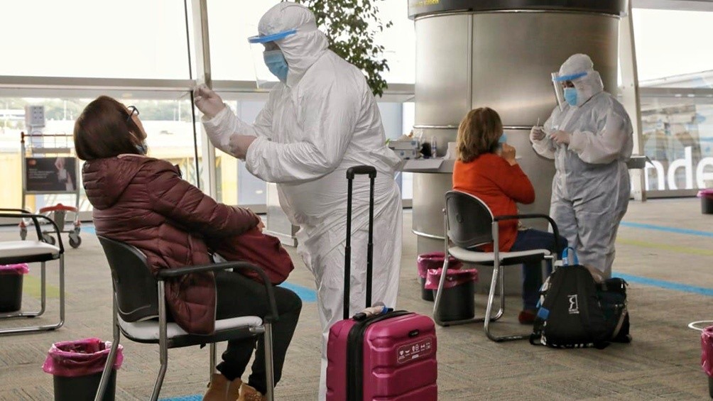 Coronavirus: 16 pasajeros dieron positivo en los testeos realizados en Aeroparque y Ezeiza.