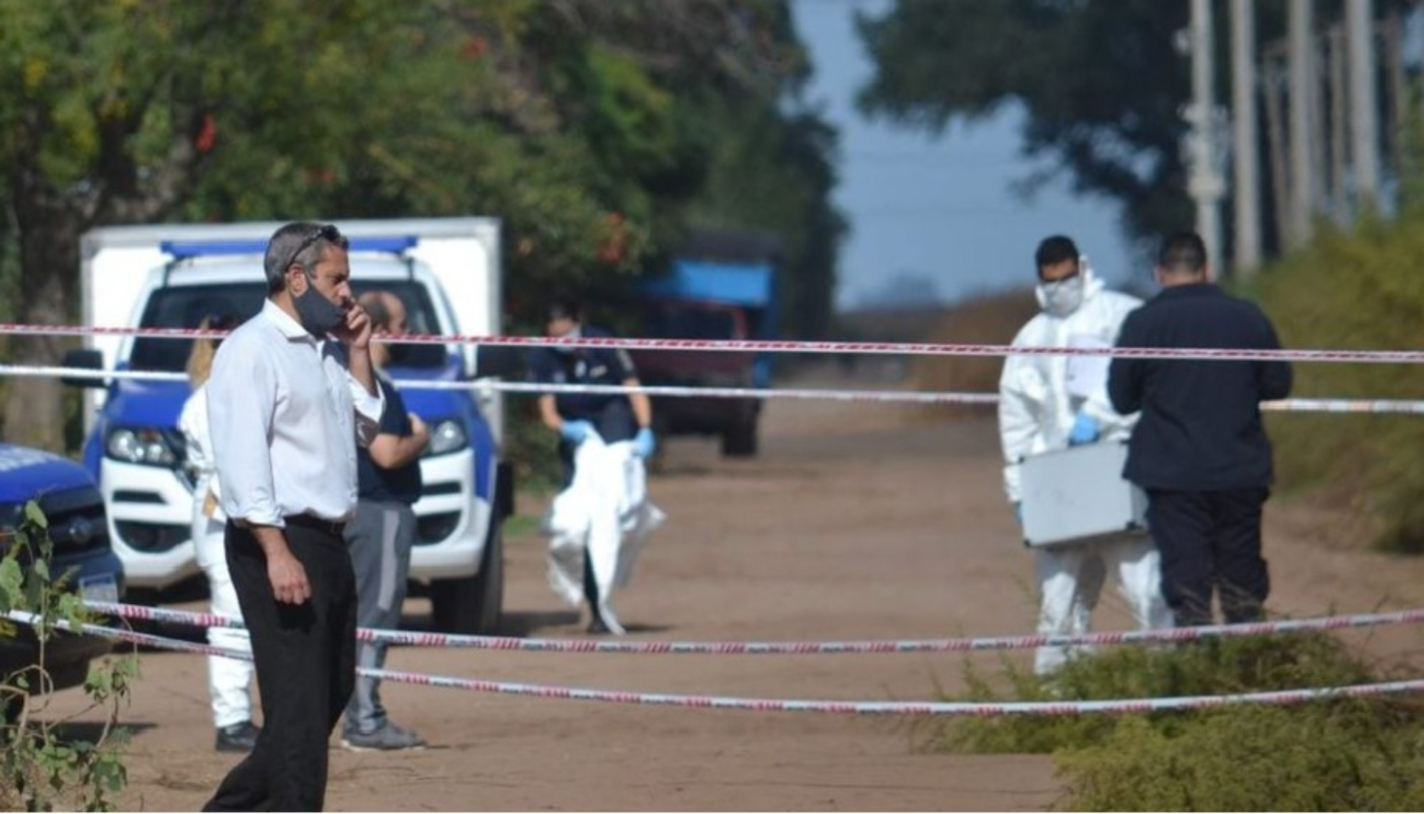 Las autoridades se hicieron presentes en el escenario del asesinato. (Gentileza: Diario Democracia).