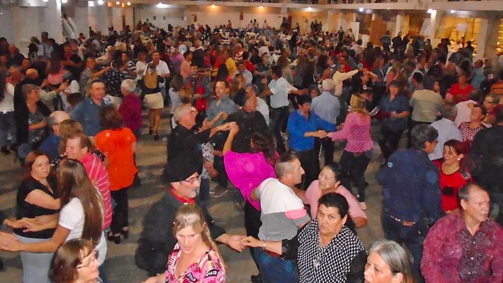 Más de 500 adultos mayores se aglomeraron en fiesta de bailes típicos en ciudad entrerriana.