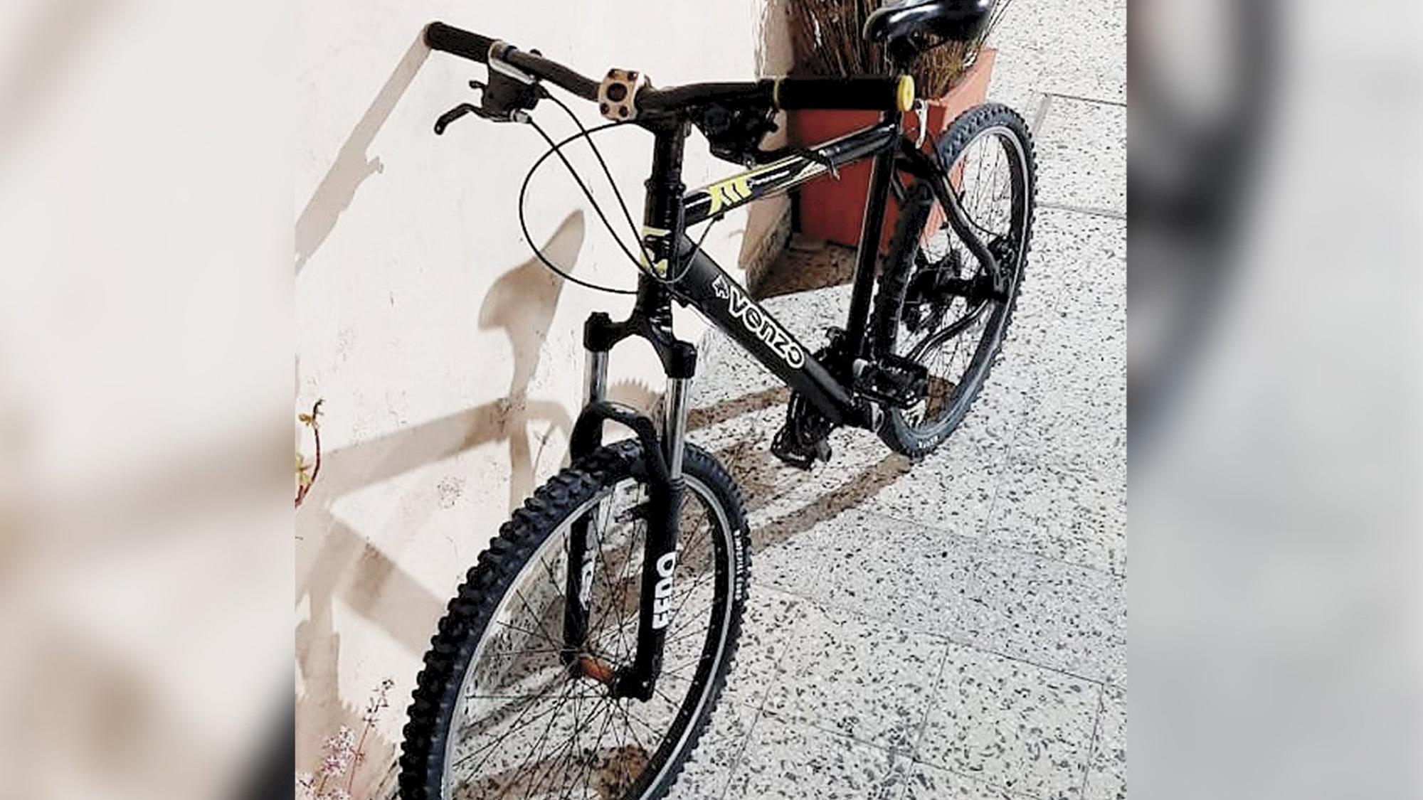 La bicicleta que le sacaron a un vecino de La Plata frente a una garita de seguridad.