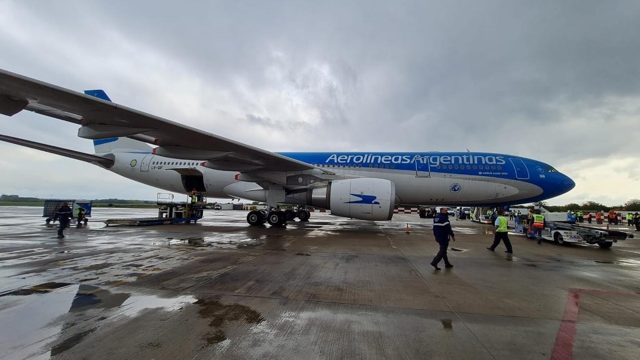 Otro vuelo de Aerolíneas Argentinas que parte hacia al exterior.