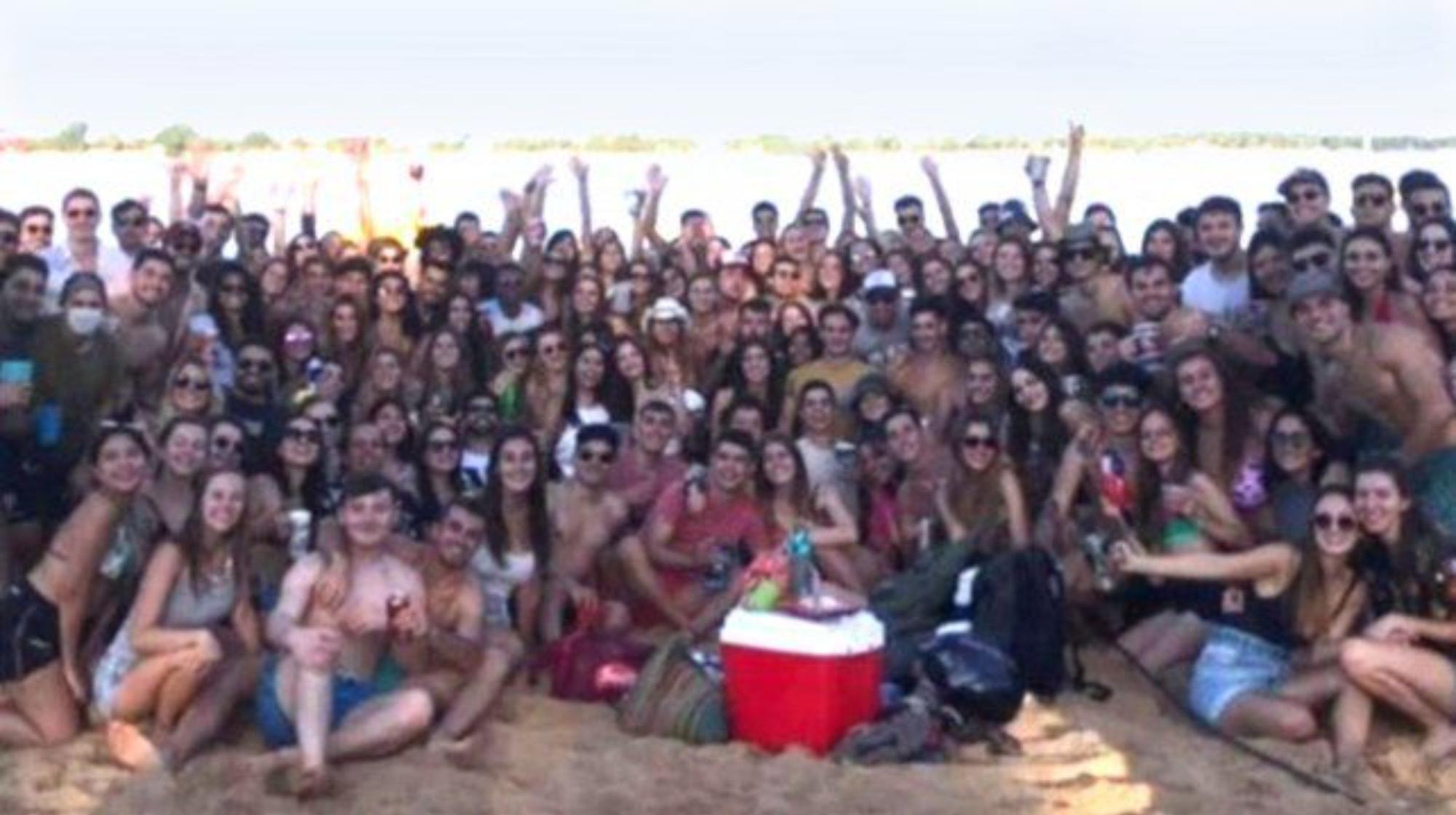 Los estudiantes de Medicina y su foto grupal antes de ser desalojados del balneario (gentileza La Capital)