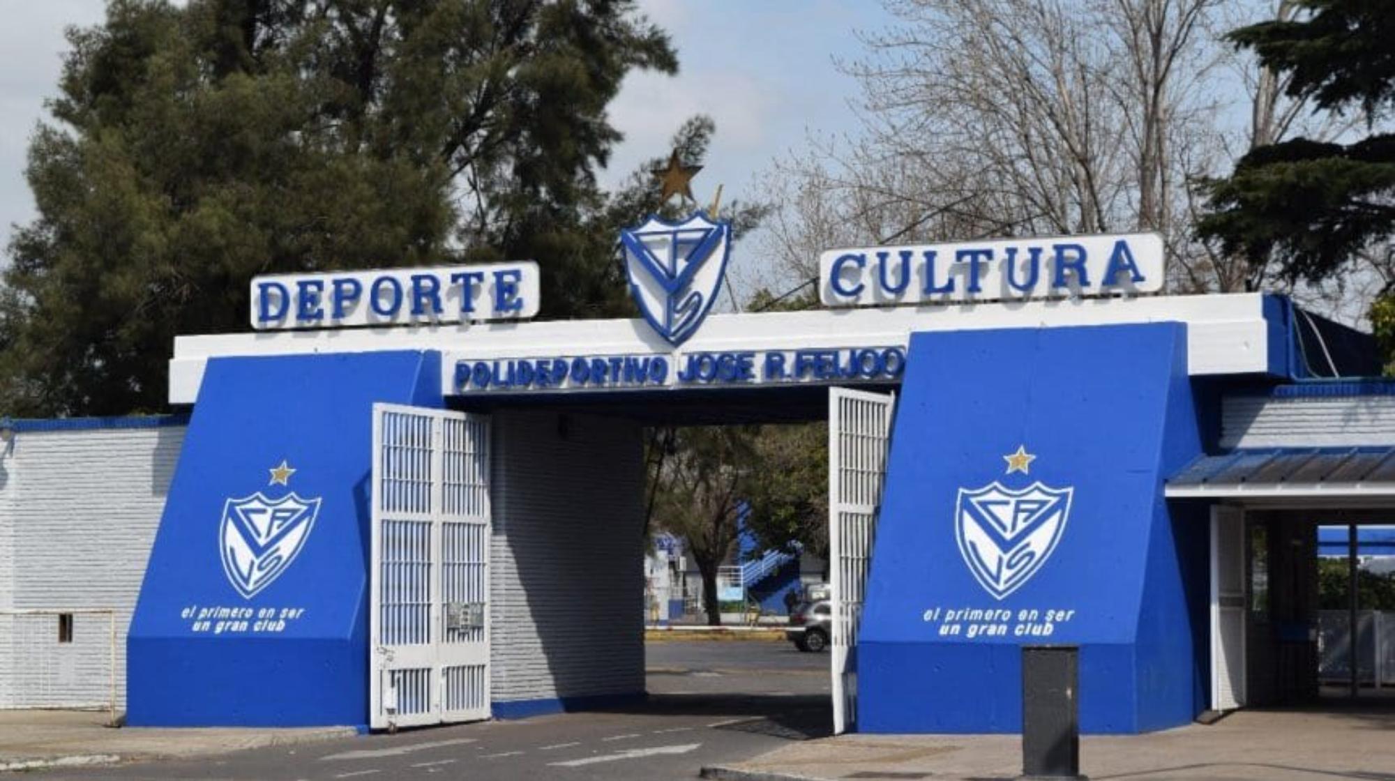 El ingreso al polideportivo de Vélez, sobre la avenida Juan B. Justo (Archivo)