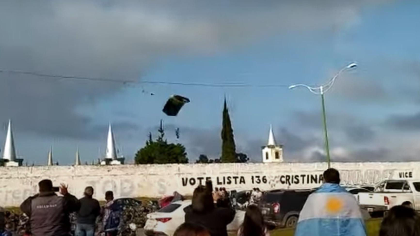 El momento en el que el paracaidista aterriza en el hotel alojamiento.