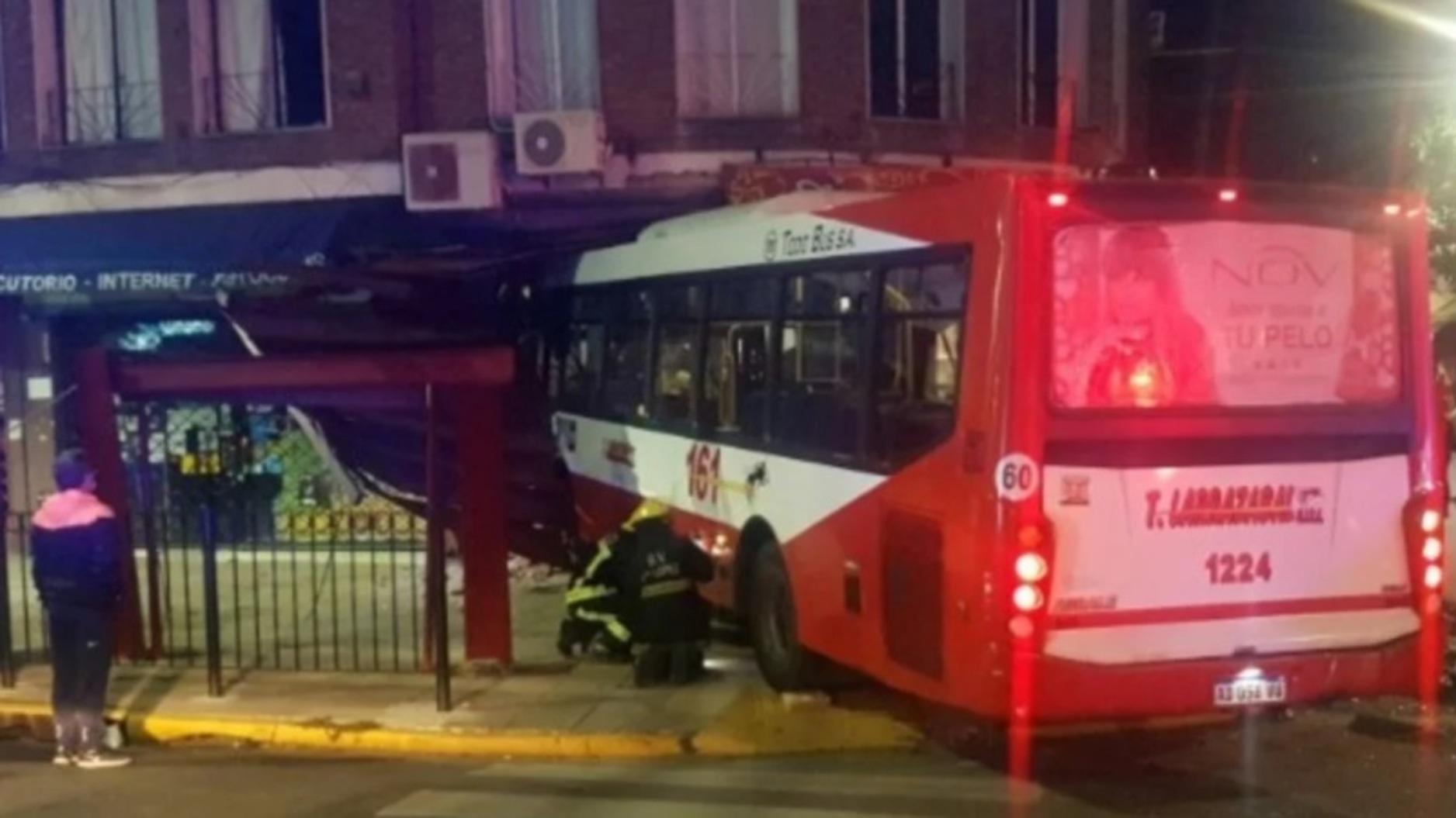 El colectivo de la línea 161 fue chocado por un BMW y terminó adentro de una pizzería en Vicente López.