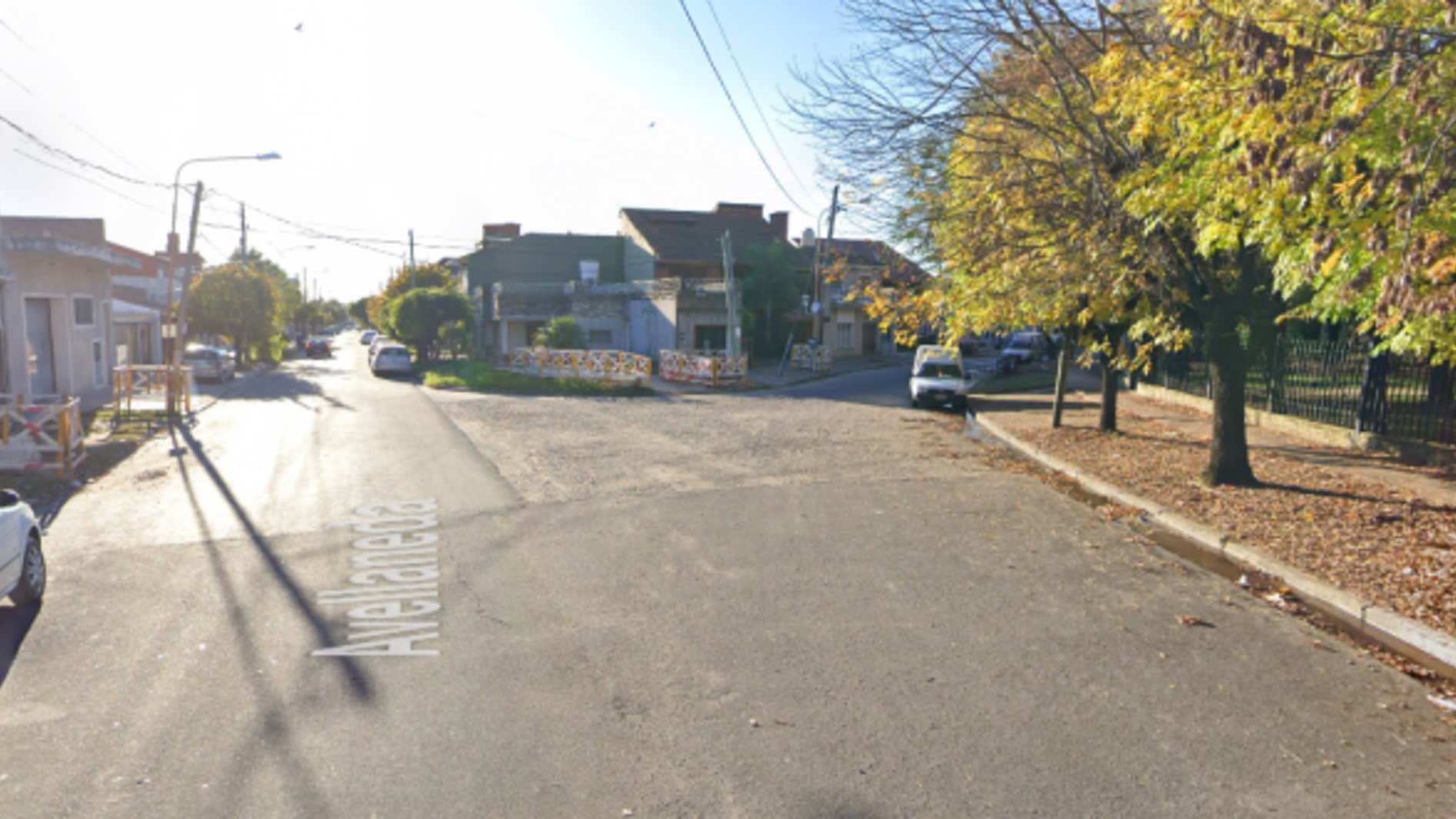 Cinco delincuentes que tenían gorras y tapabocas colocados sorprendieron al conductor del auto en Avellaneda y Mármol, Don Bosco.