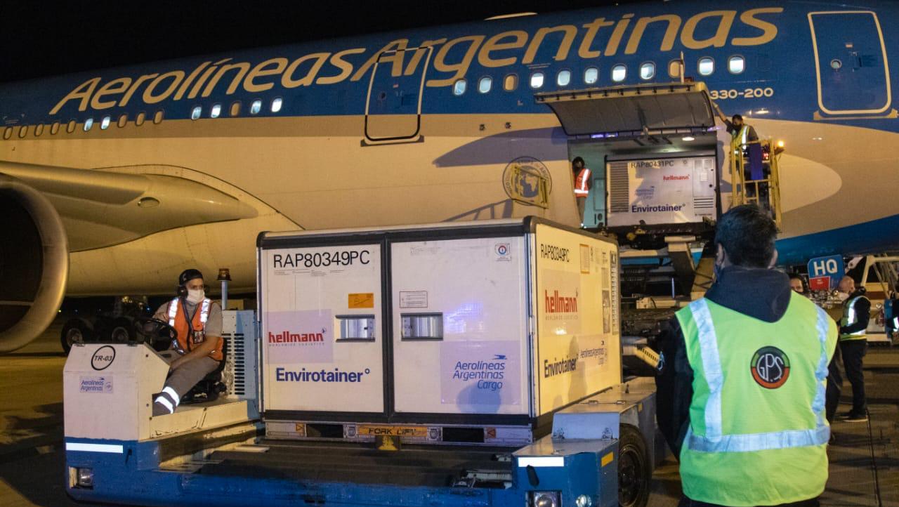 Los vuelos de Aerolíneas siguen trayendo vacunas de China y de Rusia.