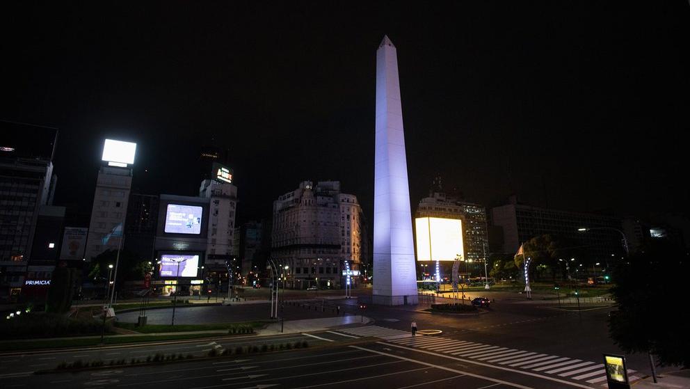 El Obelisco volverá a estar desolado de 22 a 6 horas tras el aumento de casos.