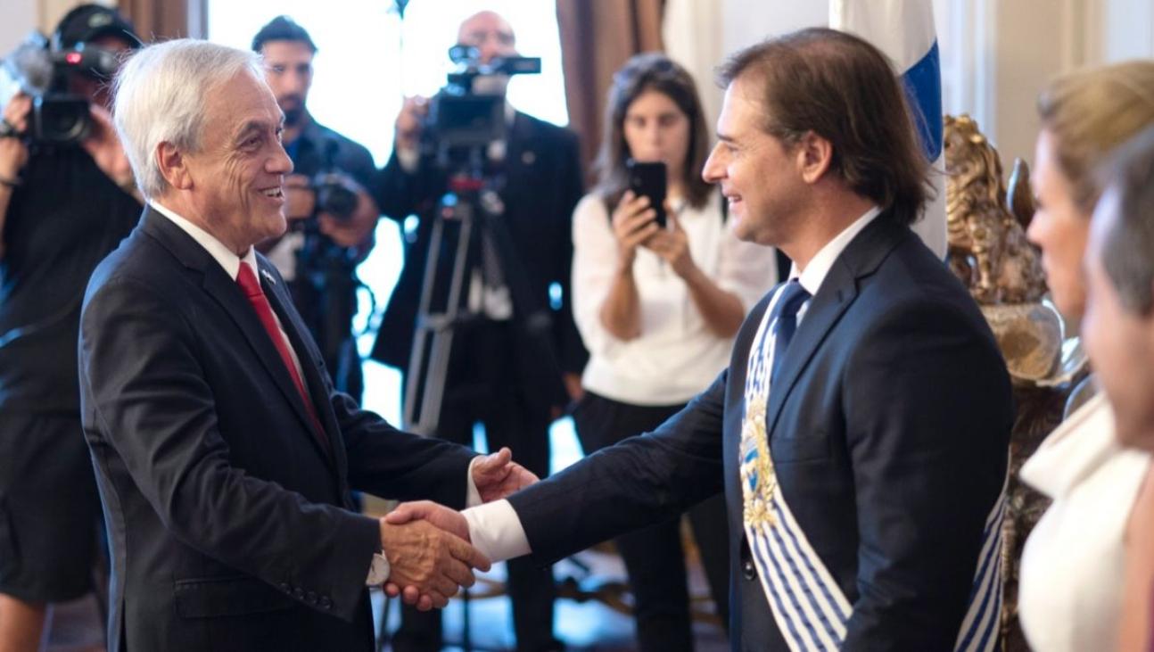 Los presidentes Sebastián Piñera y Luis Lacalle Pou atraviesan realidades similares por la pandemia.