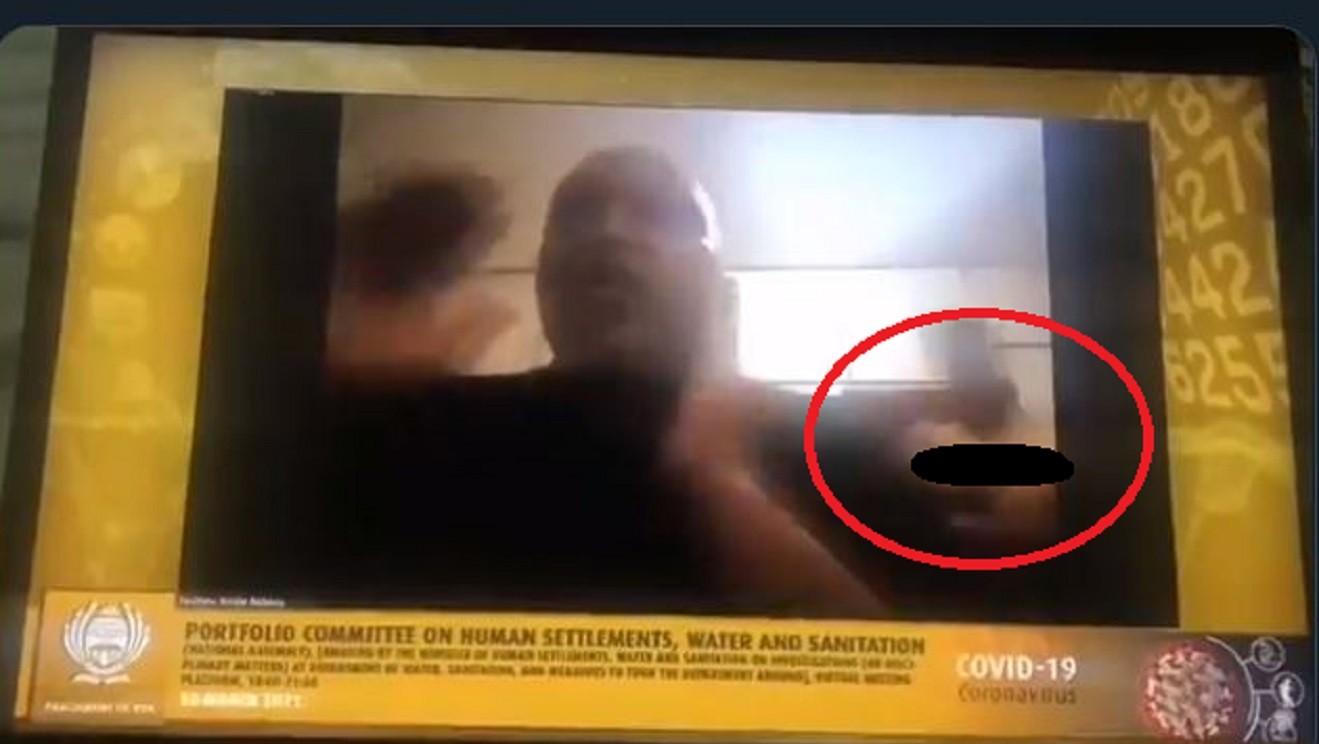 La esposa de Xolile Ndevu apareció desnuda ante la cámara. (Captura de pantalla)