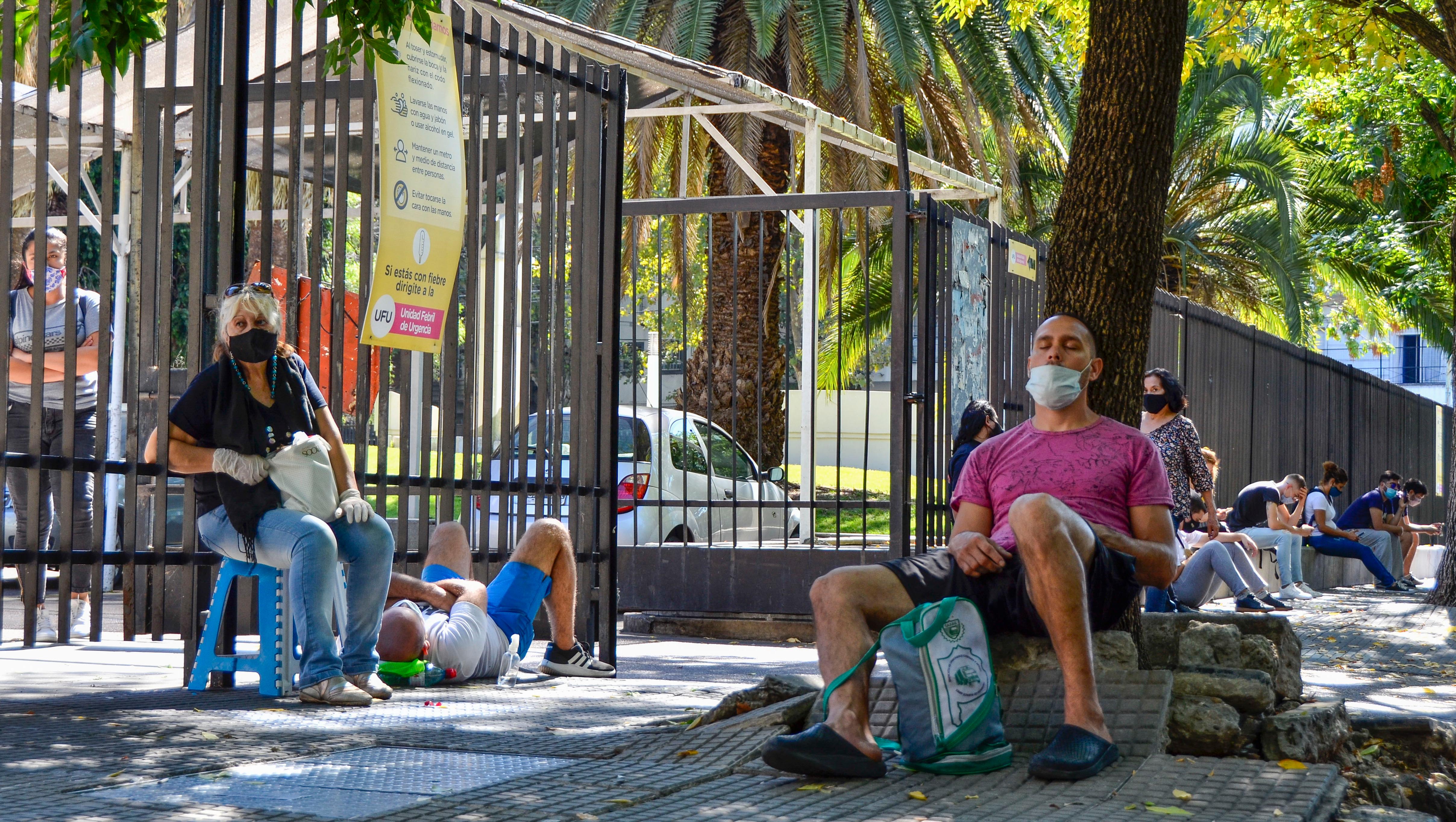 Se registraron largas colas de gente que quiere realizarse el test de coronavirus en los hospitales públicos (Télam).