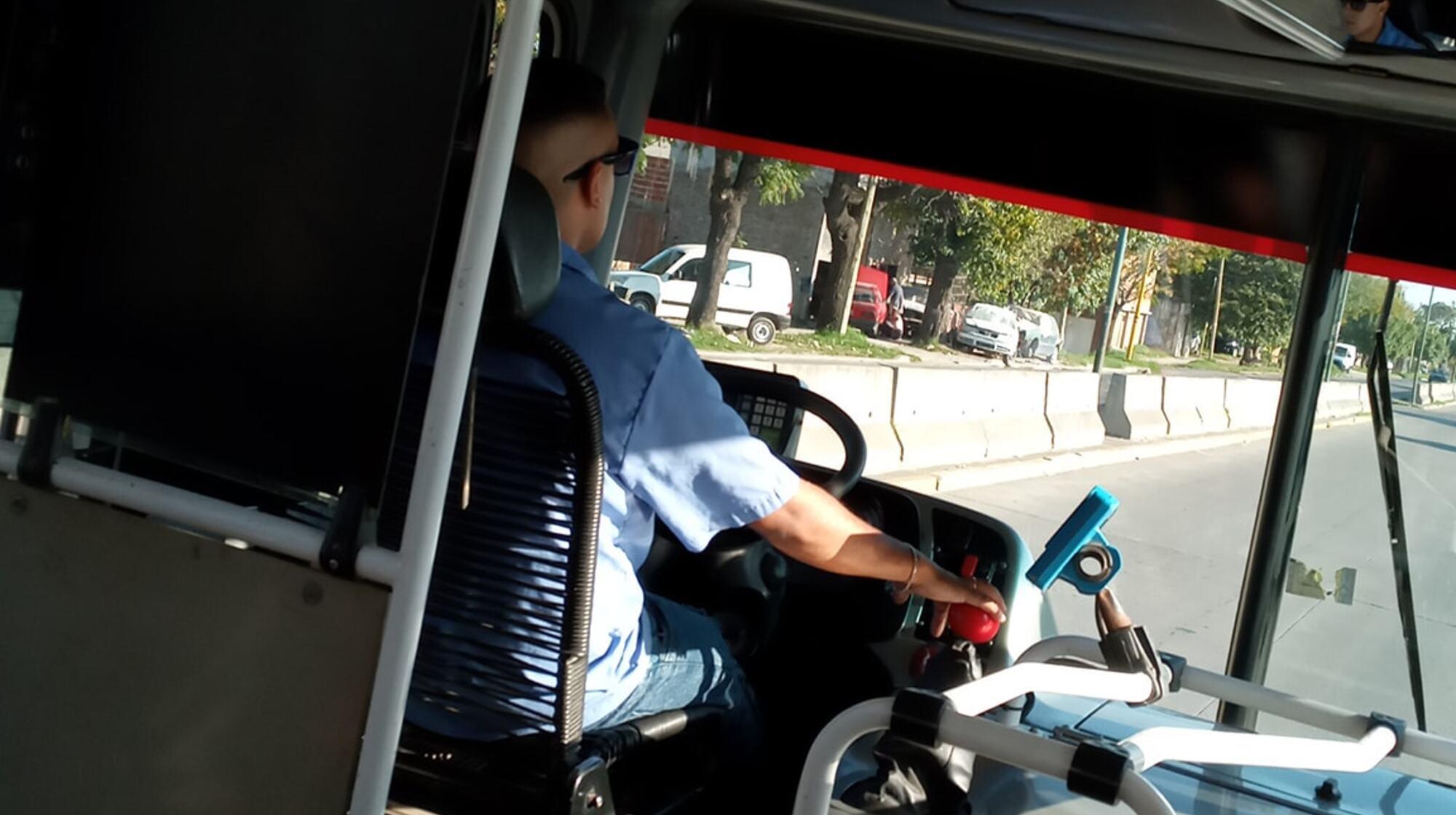 El colectivero se bajó de la unidad tras discutir con la pasajera.