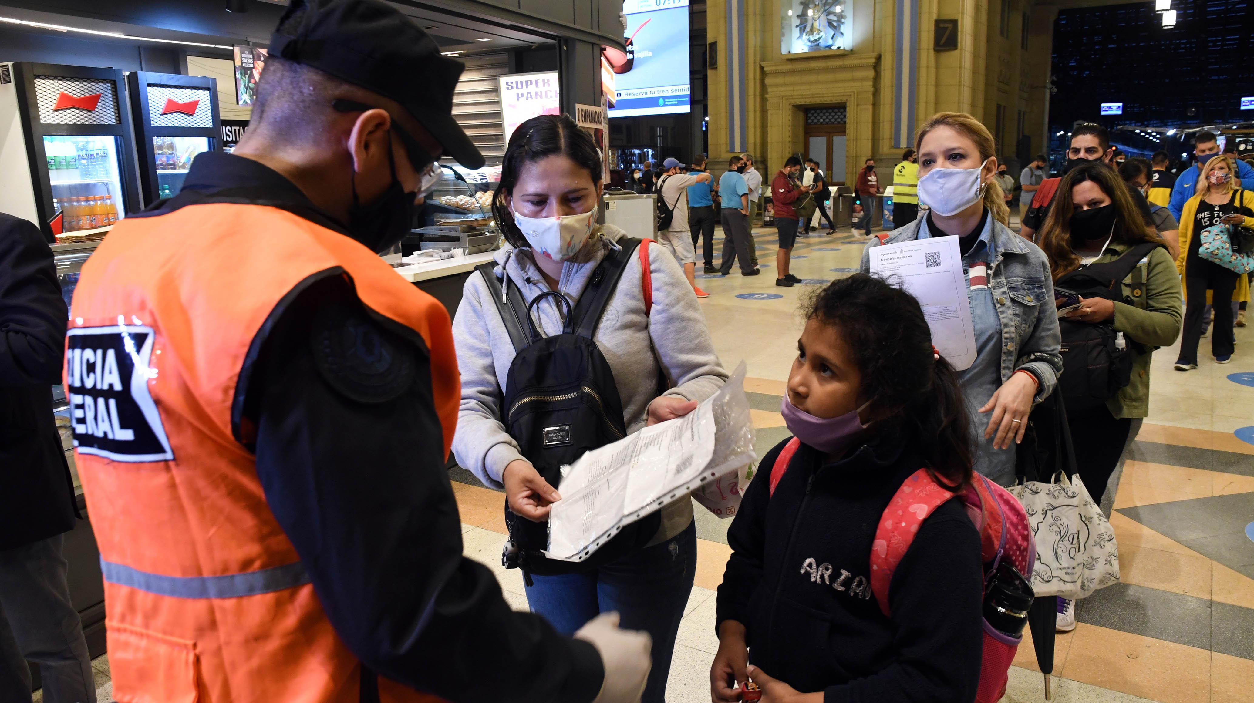 Los controles también abarcan el transporte público de pasajeros (Télam)