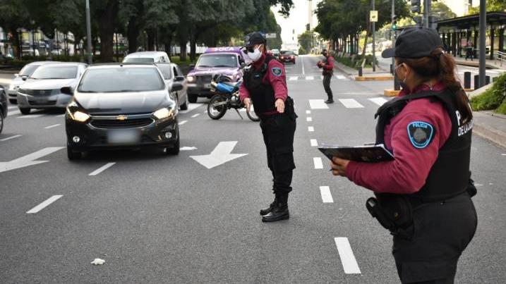 Fuerzas federales controlan la restricción para circular en los accesos a la Ciudad de Buenos Aires.