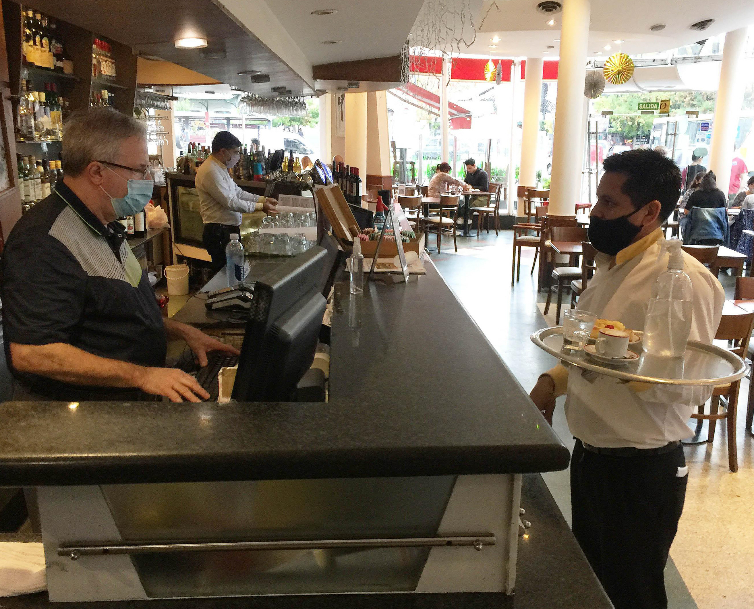 Durante tres semanas, los bares y restaurantes deberán cerrar a las 23. (Carlos Ventura)