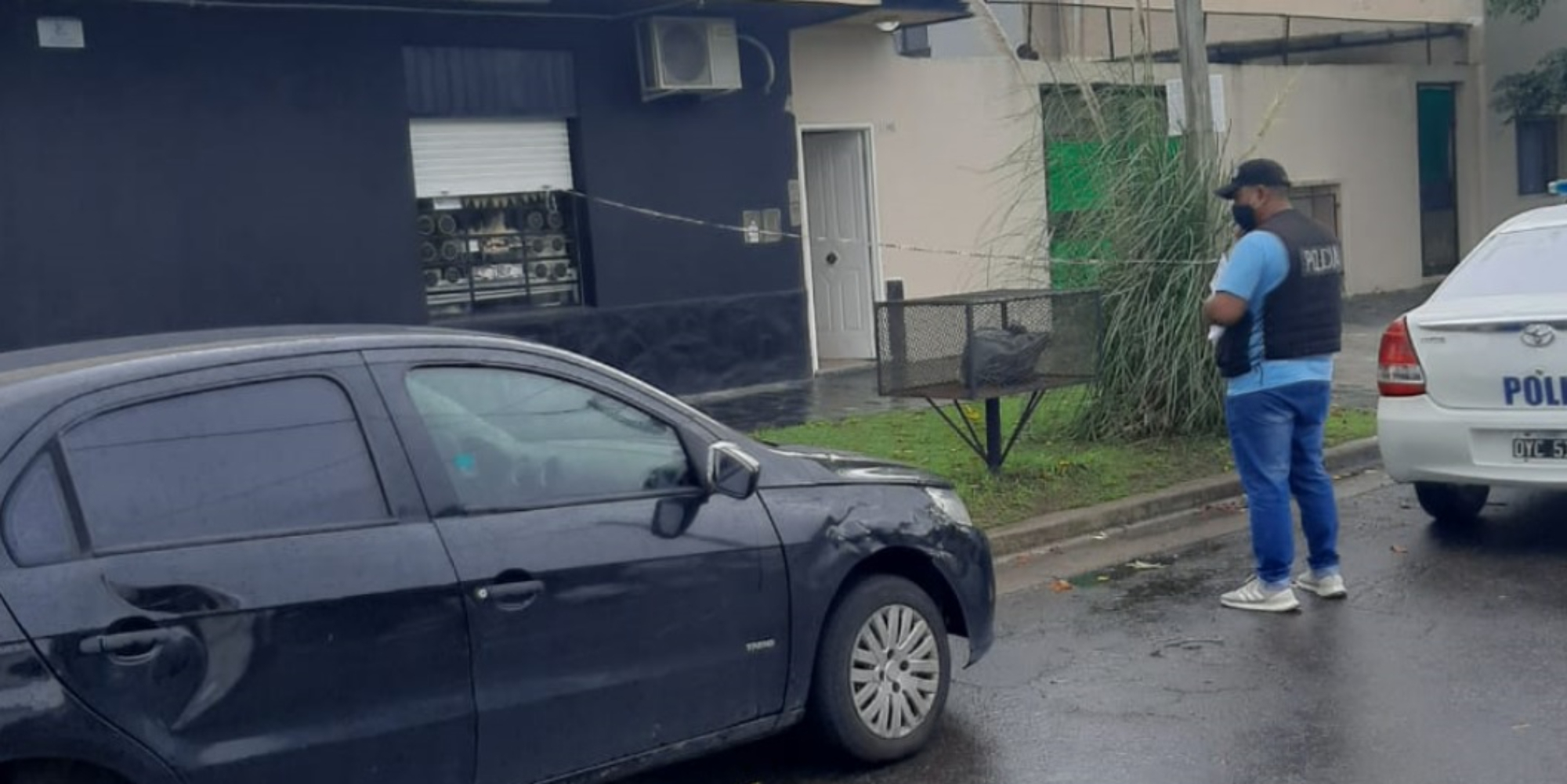 Los efectivos policiales realizaron varias diligencias en el escenario del tremendo asesinato.