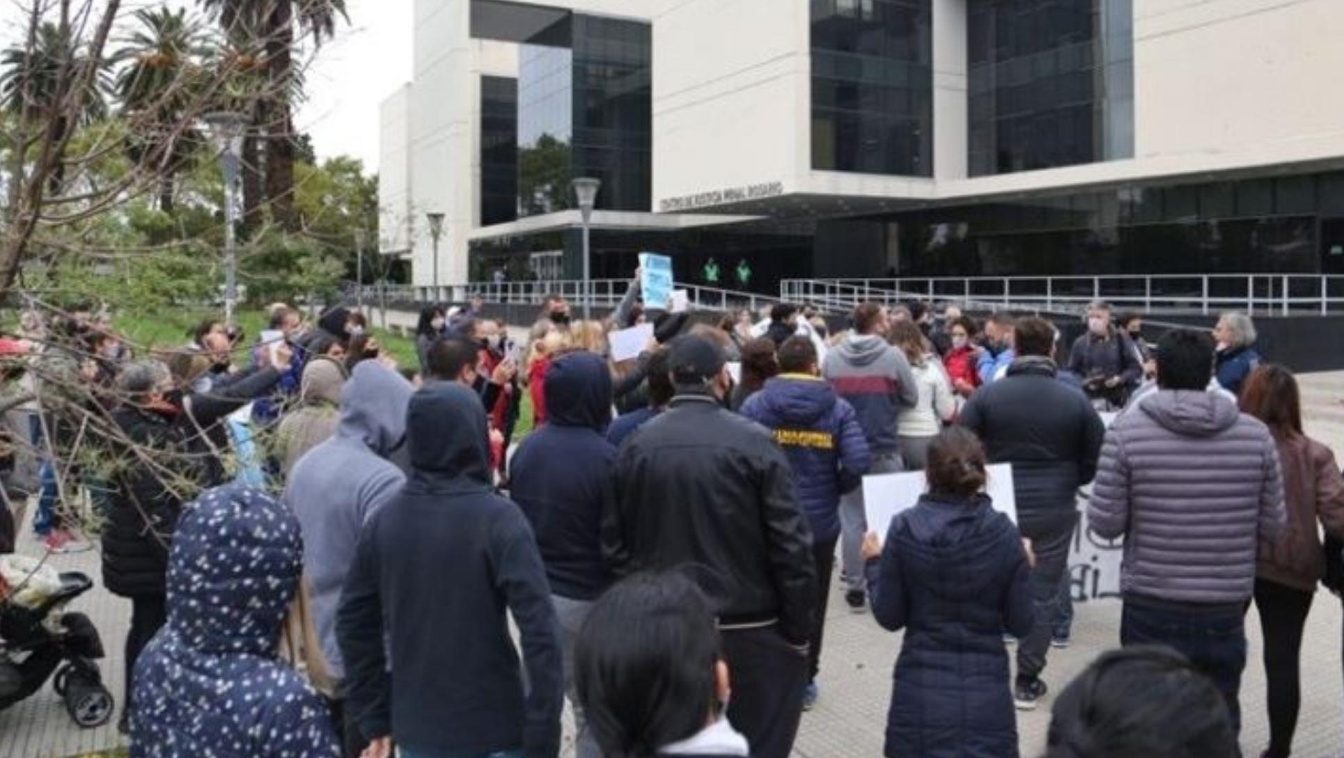 Un grupo de unas 250 personas pidieron frente al Centro de Justicia Penal de Rosario por la liberación del detenido (Rosario 3)